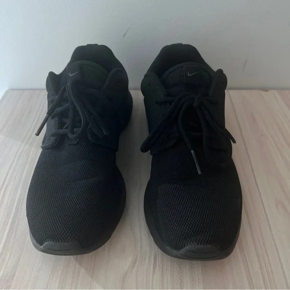 Nike Women’s Triple Black Roshe Run Sneakers Running Shoes Activewear Sport - Picture 4 of 5